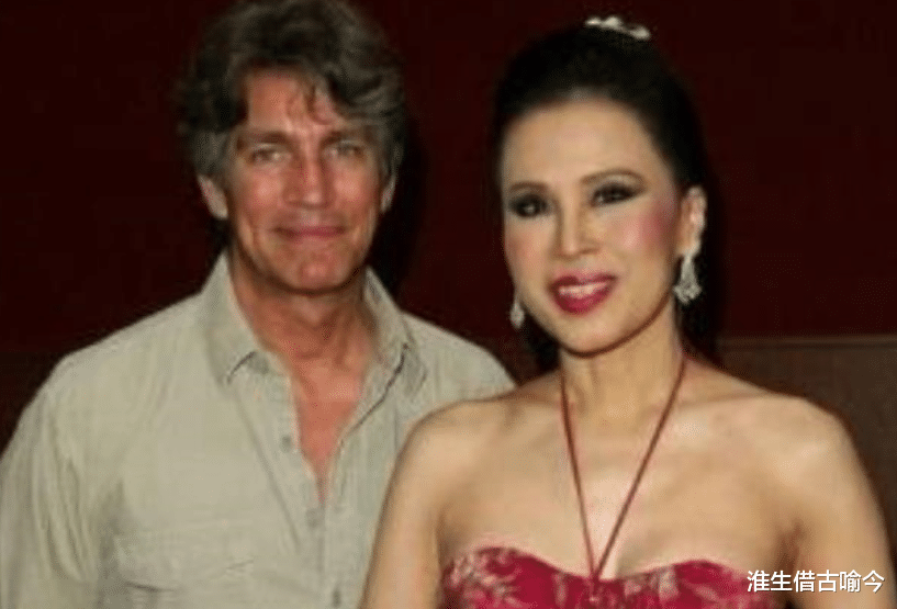 乌汶叻|白发人送黑发人！泰国美后诗丽吉送别外孙，含泪趴地跪拜王子画像