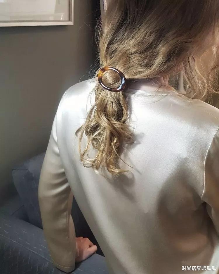 发型|40女人尽量少留长发、烫小卷，今年这3种发型正火，减龄特洋气