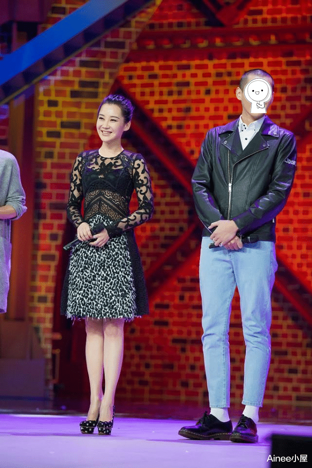 Ainee小屋 许晴状态保养得好，穿蕾丝装透白嫩肤色，真该加个外套遮一遮