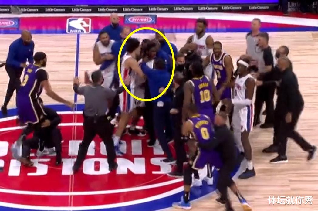 世界冠军|NBA第一硬汉！一人硬刚湖人三巨头，6人都拉不住，这梁子是结下了
