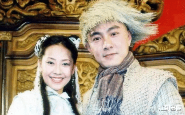 张卫健|张卫健带妻子吃大排档被偶遇！47岁张茜罕见露面，一脸沧桑素颜像路人