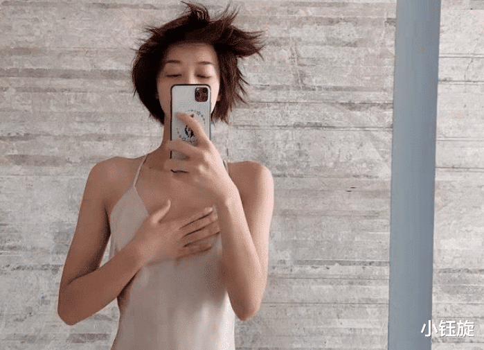 蓝盈莹|蓝盈莹在浴室玩自拍，手捂领口引起热议，被指打擦边球