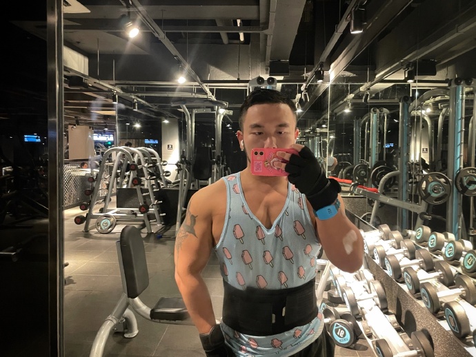 健身圈一哥|名媛胡子飞机头，健身练就一身肌肉，蹲腿塑造出的翘臀肉眼可见！