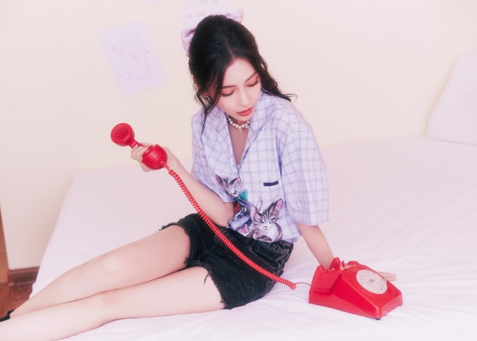 何有强|Angelababy当妈了少女感更强了，娃娃领上衣配小黑裤，俏皮又减龄