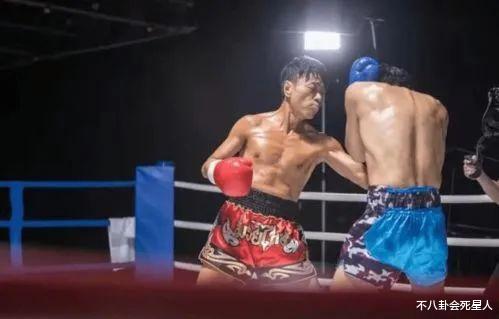 黎耀祥|真丢人，57岁黎耀祥为新剧练出满身肌肉，内娱男演员却戴假肌肉