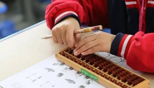 家中大小宝|珠心算是会开发学生智力，还是会导致思维退化，家长们为此吵翻了