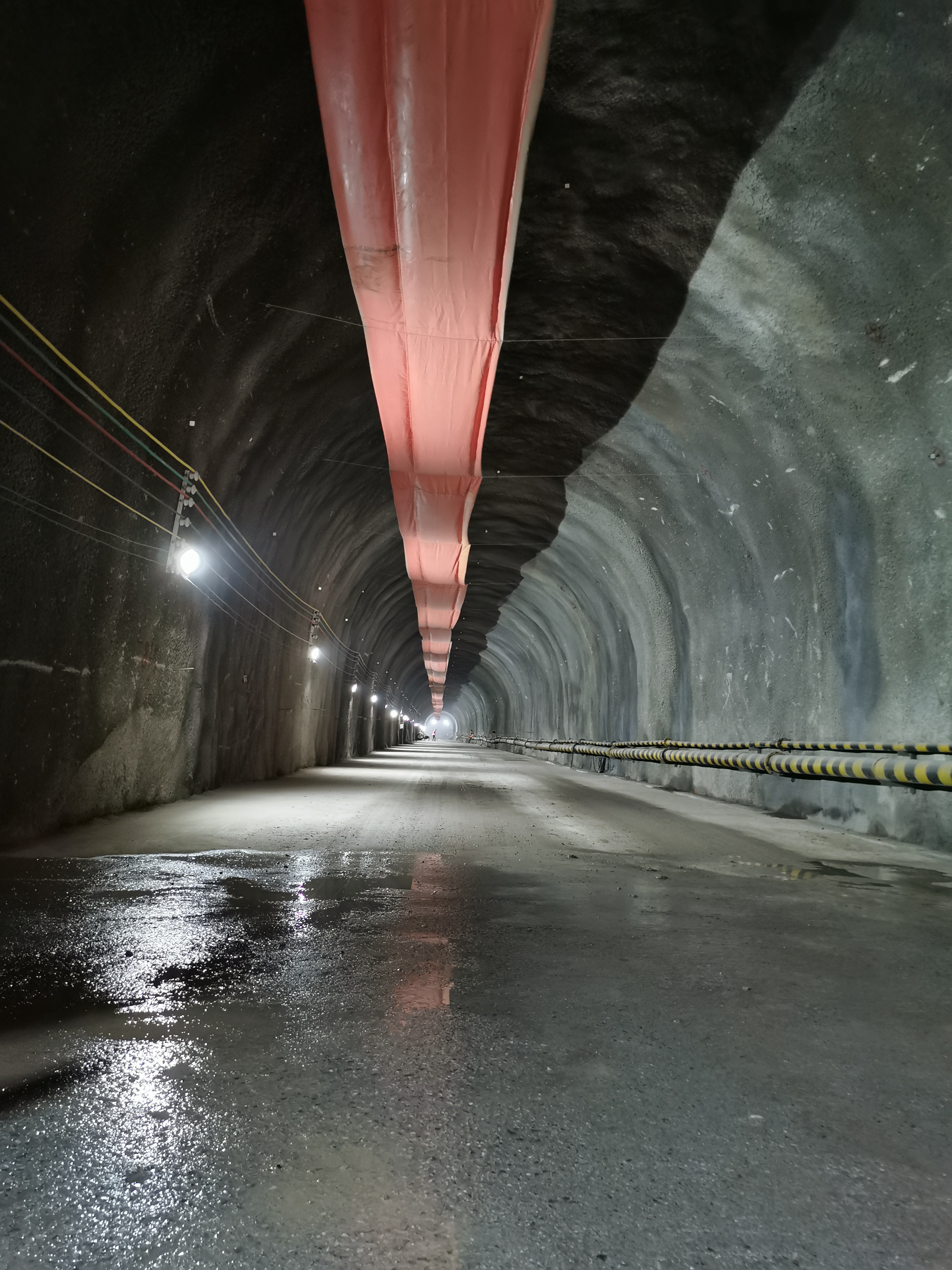 资讯8点半 渝湘高速公路复线控制性工程龚滩隧道进入主洞施工