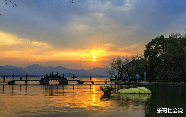 乐哥社会说 表姐在浙大读书四年,发现杭州几个奇怪现象