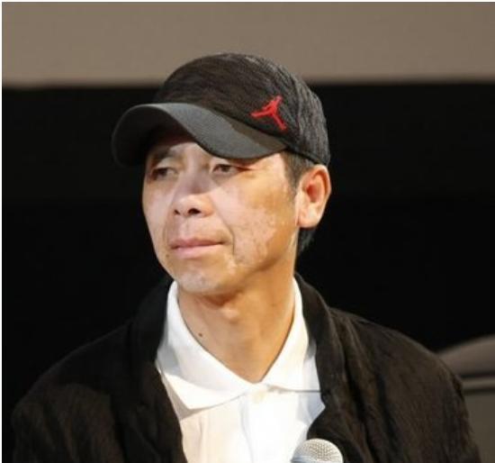 冯小刚|冯小刚病情再次恶化，坦言已放弃治疗，妻子含泪说：钱多有啥用