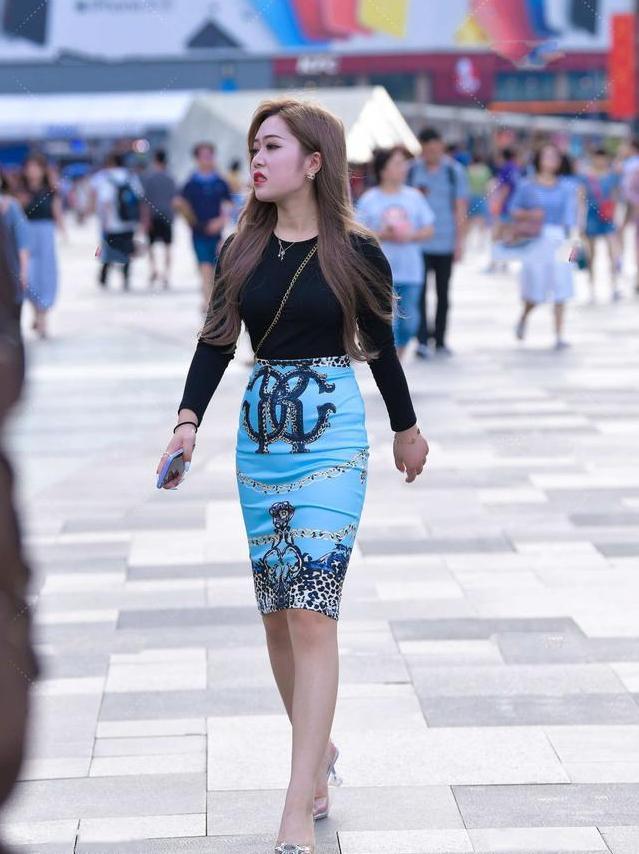 |黑色上衣和蓝色半身裙的组合，百搭好看，即便是职场穿搭也没问题