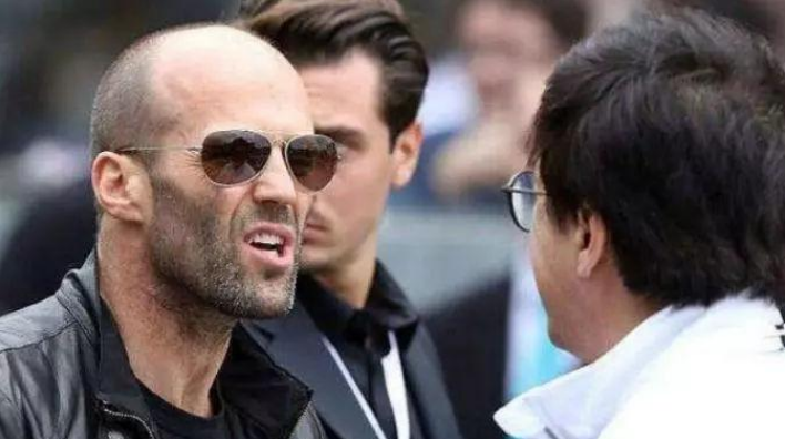 成龙|成龙在国内没人敢惹，在国际地位怎样？看到杰森斯坦森态度你就懂了