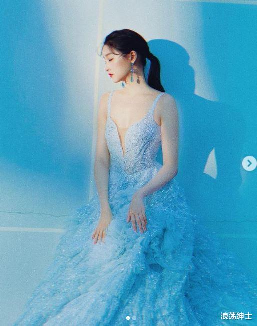 关晓彤|“国民闺女”大解放！关晓彤罕见大露性感，背部裸空引网友爆动