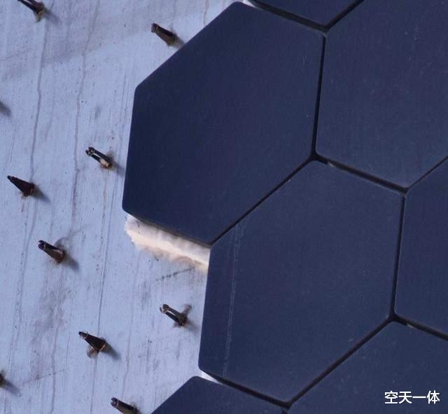 伊隆·马斯克 星舰黑化，不锈钢火箭身穿铠甲，打“发泡胶”贴隔热瓦，靠谱吗？