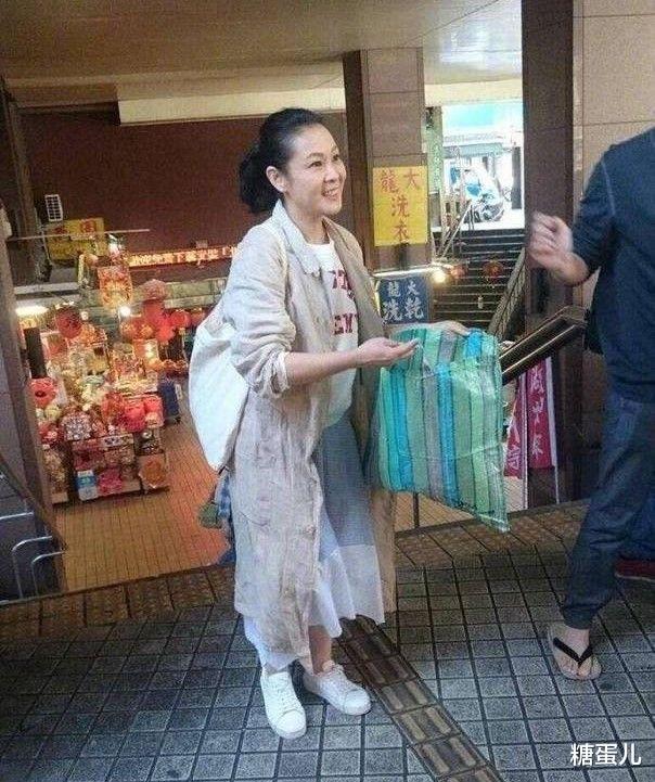 明星素颜|刘若英被偶遇的现场照，素颜发黄发油，胖的自然真实一点不装！