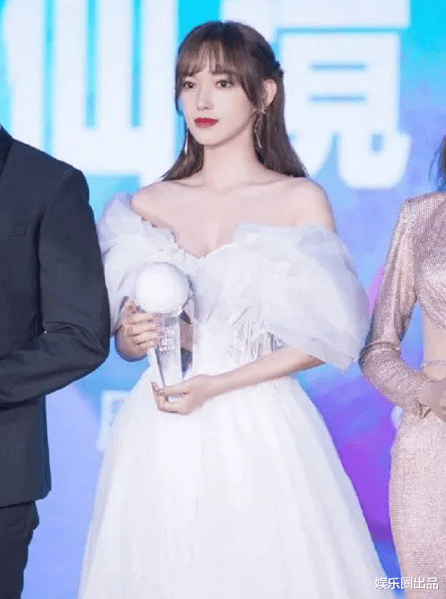 程潇|程潇活动旧照被扒，穿一字肩大肆秀曲线美，台上台下反差不明显