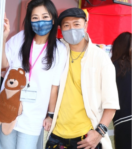 刘小慧|明星夫妇摆摊卖牛肉和汤包，亲自搬运货物，成为头部网红主播