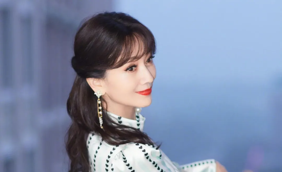 艾小羊|艾小羊:P图造假扮嫩!67岁做顶流,姐姐真敢!