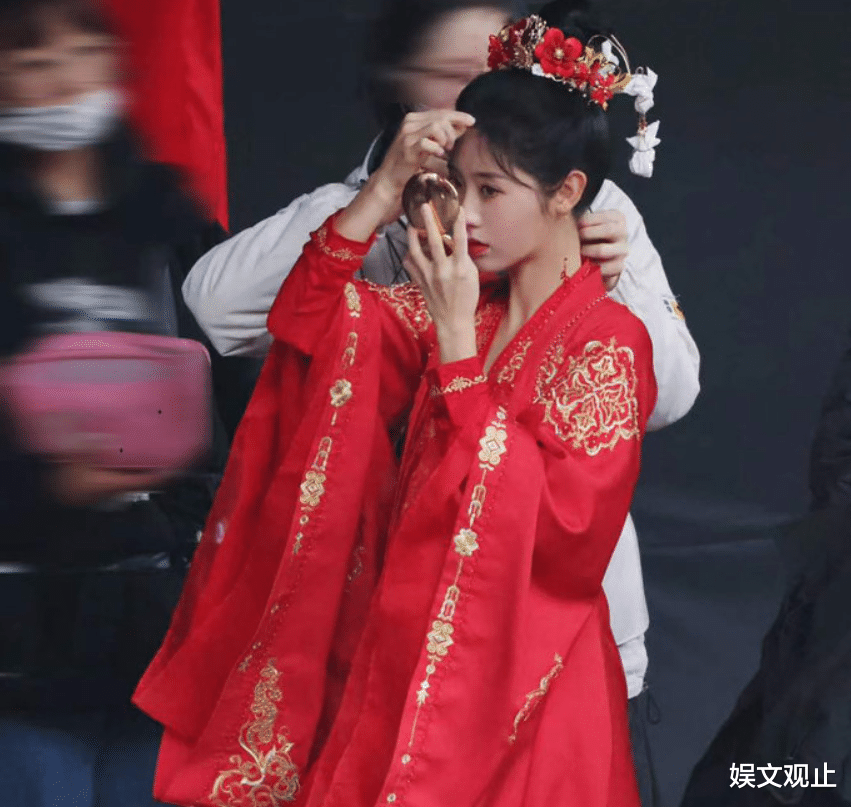 邢菲|邢菲新剧《覆流年》路透：一身红衣婚服造型好惊艳，适配度太高了