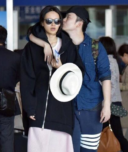 李沁|都说孙怡和李沁长得像,当看到素颜照后,却一个似大妈一个似少女