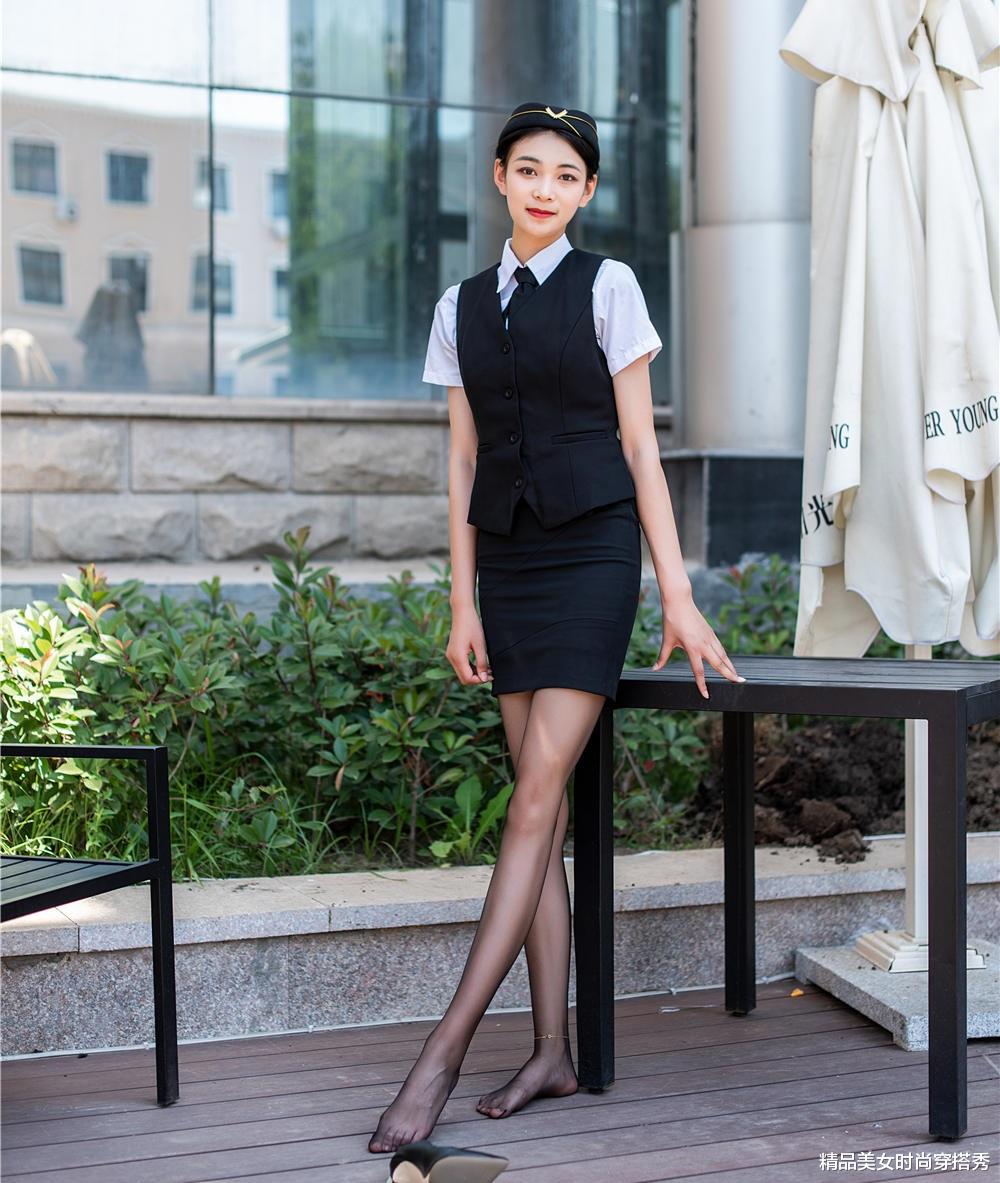 |黑色马甲套装简约时尚，内搭白色的衬衫干练十足，知性又不失干练