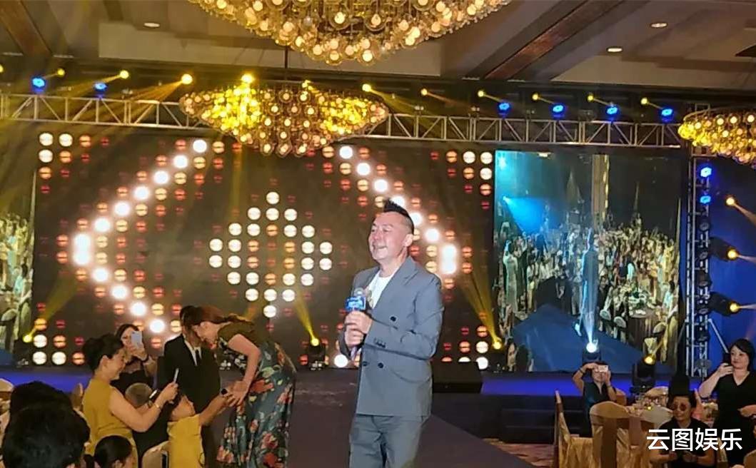 雷宇扬|金牌配角雷宇扬被曝耍大牌！网友称其合影全程黑脸，还会骂粉丝