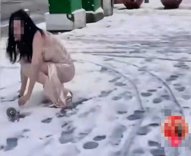风雪交加,女子衣着单薄走台步,摔倒后没人愿意伸出援助之手