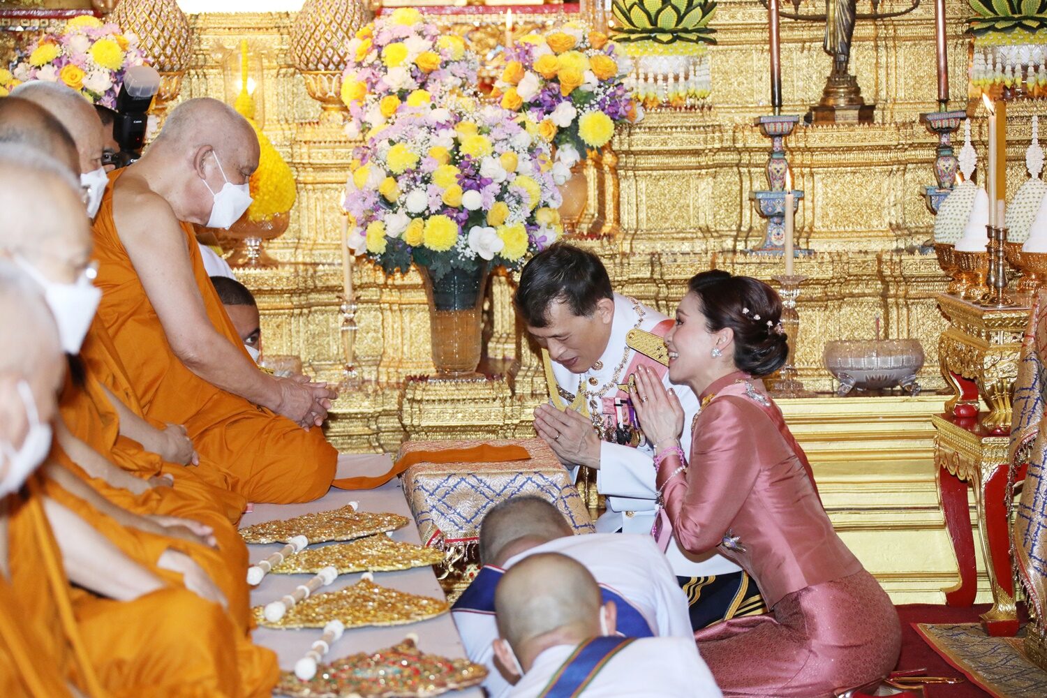 全球时尚风行 苏提达挑起大梁了!摇着牡丹折扇母仪天下,热得满头大汗衣服湿透