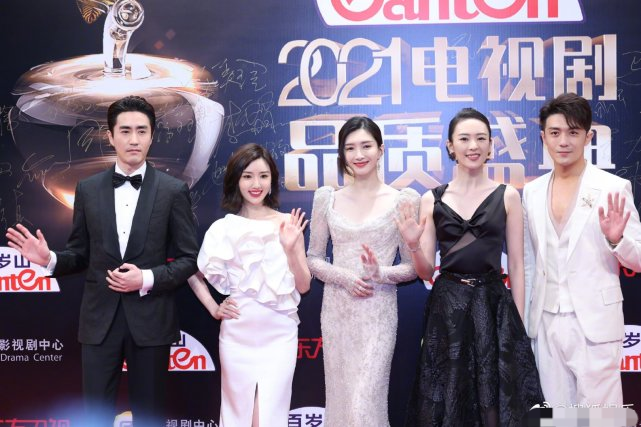 蒋欣|群星红毯无修图：蒋欣壮得像怀孕，倪妮王鸥罕见性感，杨紫妆太浓