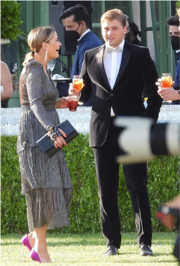 全球时尚风行 拜登带孙子孙女们齐亮相！21岁大孙女穿拼色开衫好美，不输伊万卡