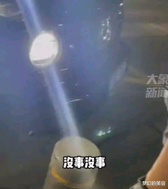 梦幻的笑容 深圳代驾小哥不小心把奔驰撞石墩上，女车主一句话让小哥懵了