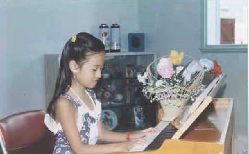 马伊琍|马伊琍真是从小美到大！罕见童年照穿小红裙拎包像大小姐，超可爱