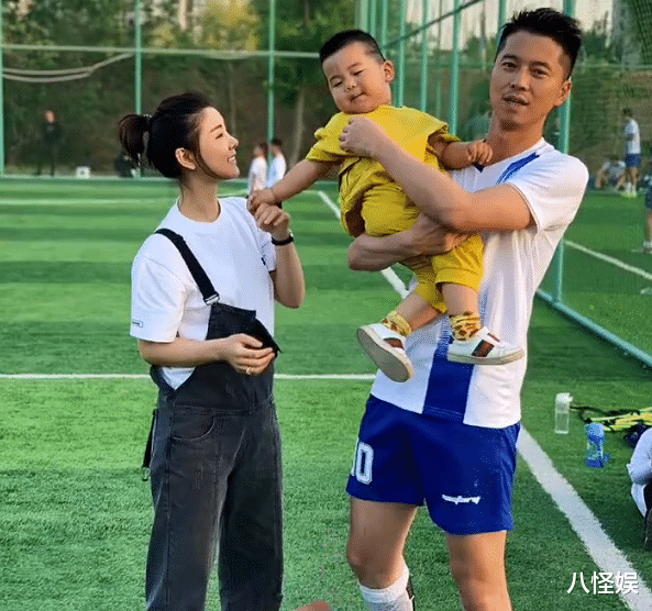 李小萌|网友甜品店偶遇王雷夫妇，35岁李小萌瘦到锁骨凸出，不像怀二胎