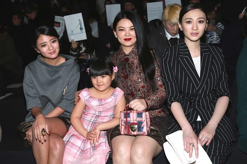 BiuVogue|李湘的妆容太浓了，和李小冉坐在一起，穿的华丽太成熟