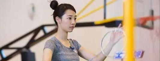 王祖蓝|白百何片场和男演员打闹,素颜出镜满脸油光,当众跳舞姿势开放