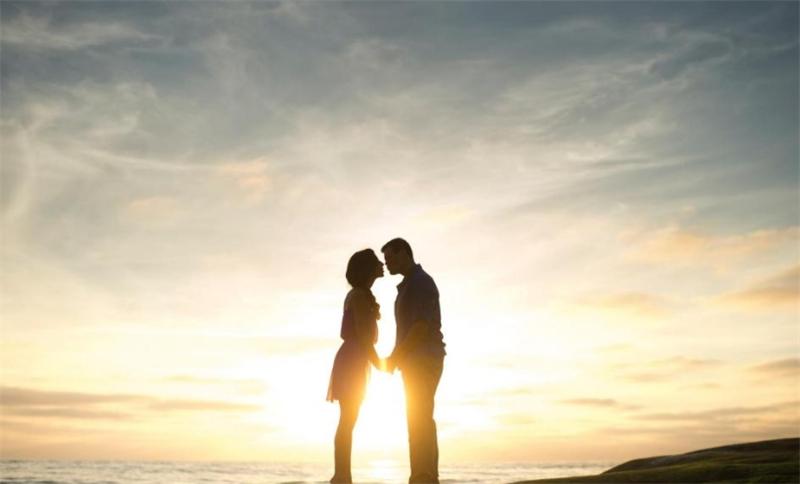 |丈夫失业后，瞒着老婆兼职送外卖，没想到酒店开门的竟是自己老婆