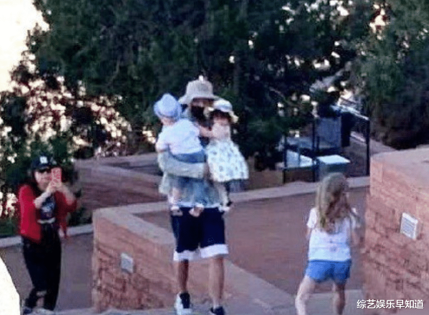 张恒|张恒带子女出游，图片红衣女子前一秒抱孩子，后一秒装路人拍照！