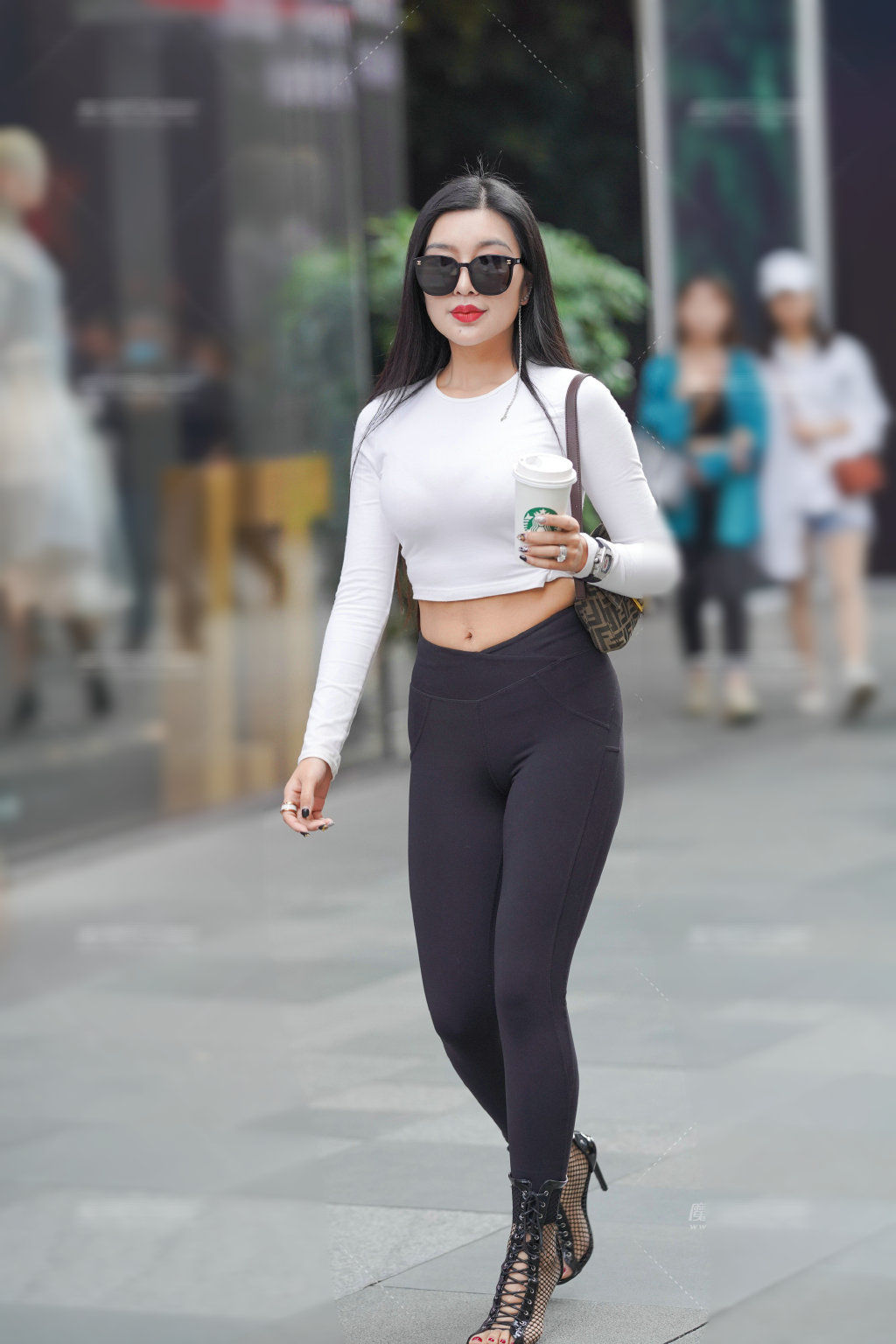 我亦飘零 街拍：牛仔裤承载着太多的回忆和时尚感，穿在身尽显时尚魅力