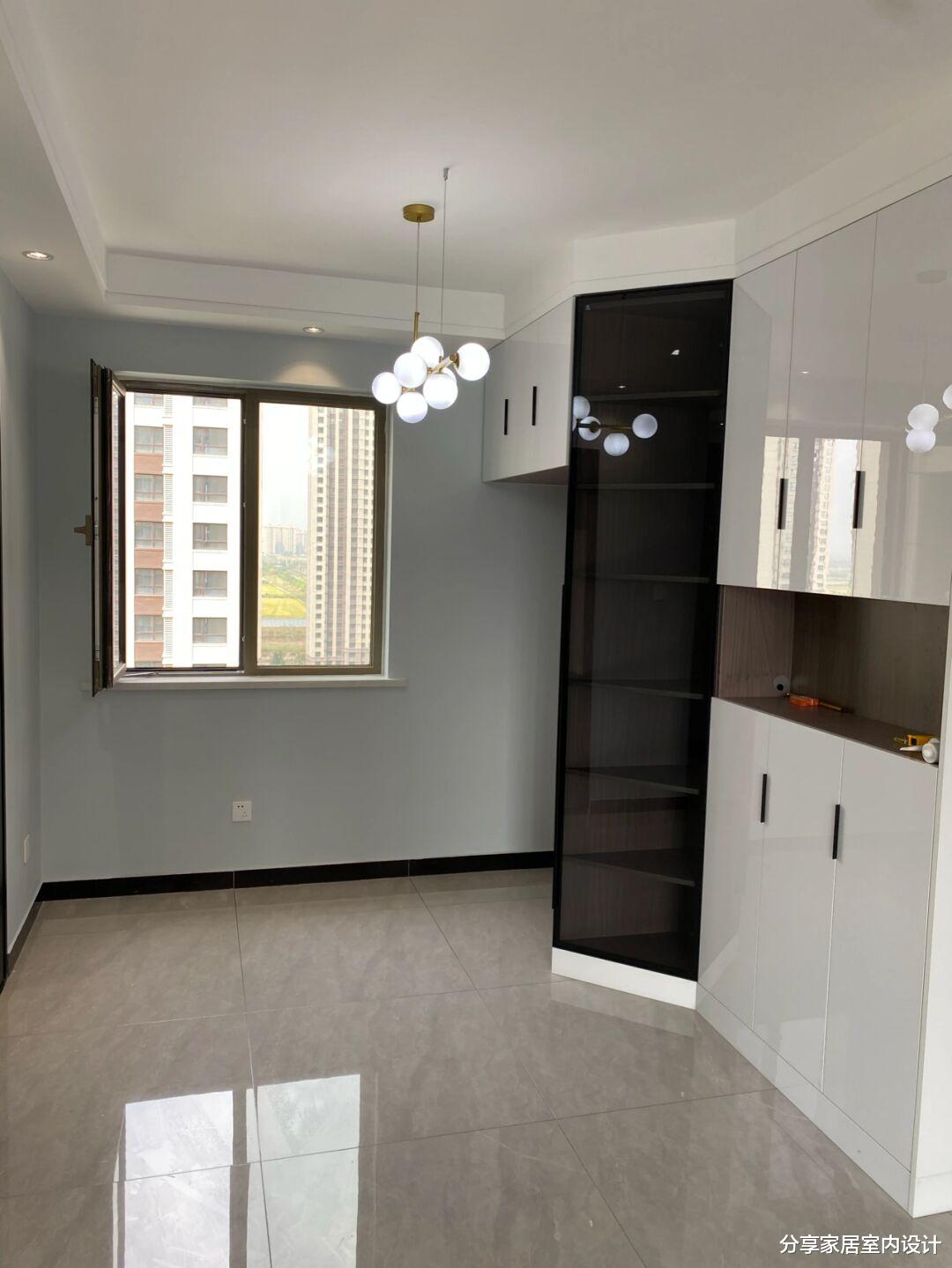 辛苦四个月硬装完工，墙面刷蓝灰色效果真漂亮，让人看了都羡慕！