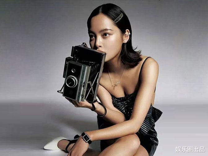 辛芷蕾|辛芷蕾的“低领装大片”走红，1小时阅读量800万，拍照动作惹争议