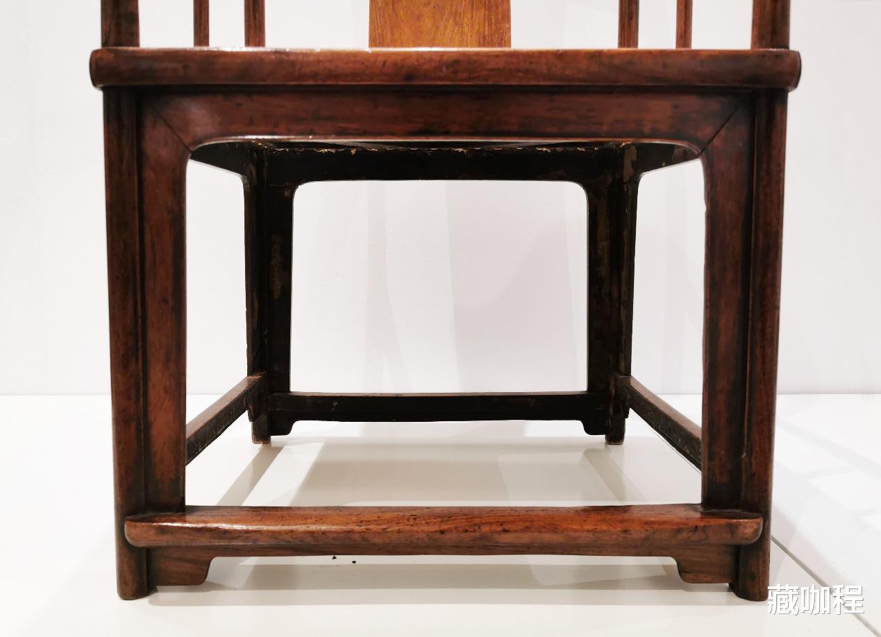 |侧枨上剑脊隐起，黄花梨南官帽椅也霸气