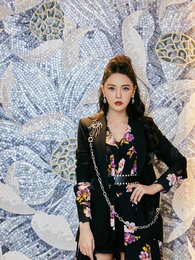 李沁|秦昊伊能静真是宝藏夫妻，两人同穿皮衣又飒又A，甜蜜感满分