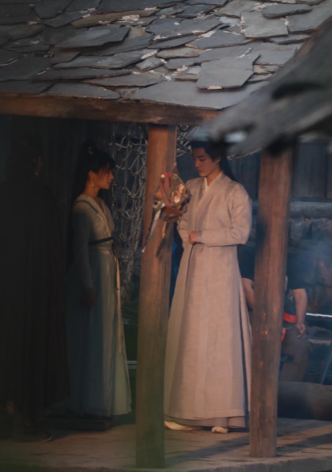 肖战|《玉骨遥》龙须造型路透,肖战和神兽首曝同框,侧颜优越有少年气