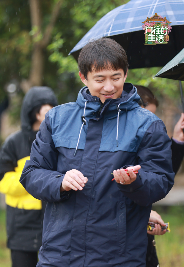 拼多多|《向往5》李雪琴体验掏鸡蛋 张艺兴开启音乐分享会