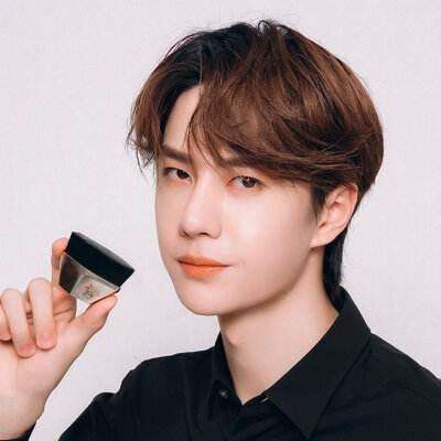 好物官|钟丽缇真够拼，穿吊带裙勒出副乳，脸上卡粉严重“用力过猛”