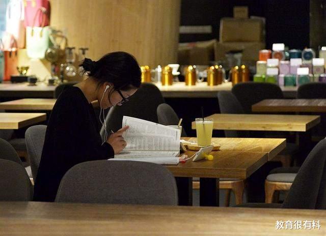 高校|高校男生深夜串寝室打游戏,不让关灯态度嚣张:打得你妈都不认识