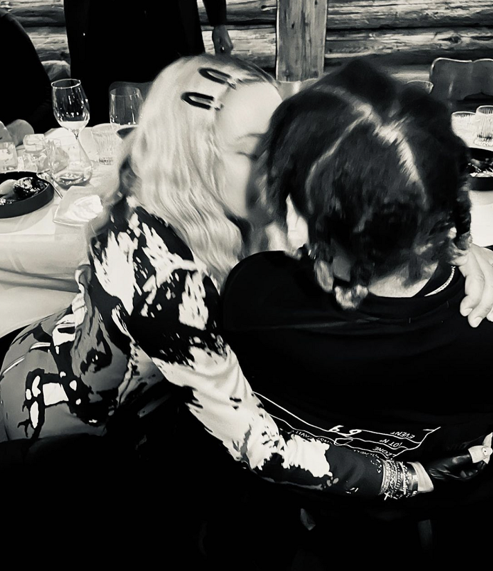 麦当娜|64岁麦当娜晒全家福!六个娃长相大不同,与小36岁男友抱吻太甜蜜