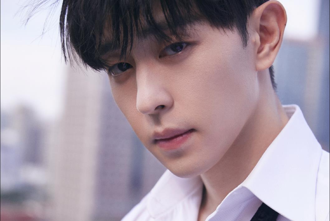 邓伦|邓伦旧照被扒，红裤子配人字拖，跟女生合照一脸拘谨