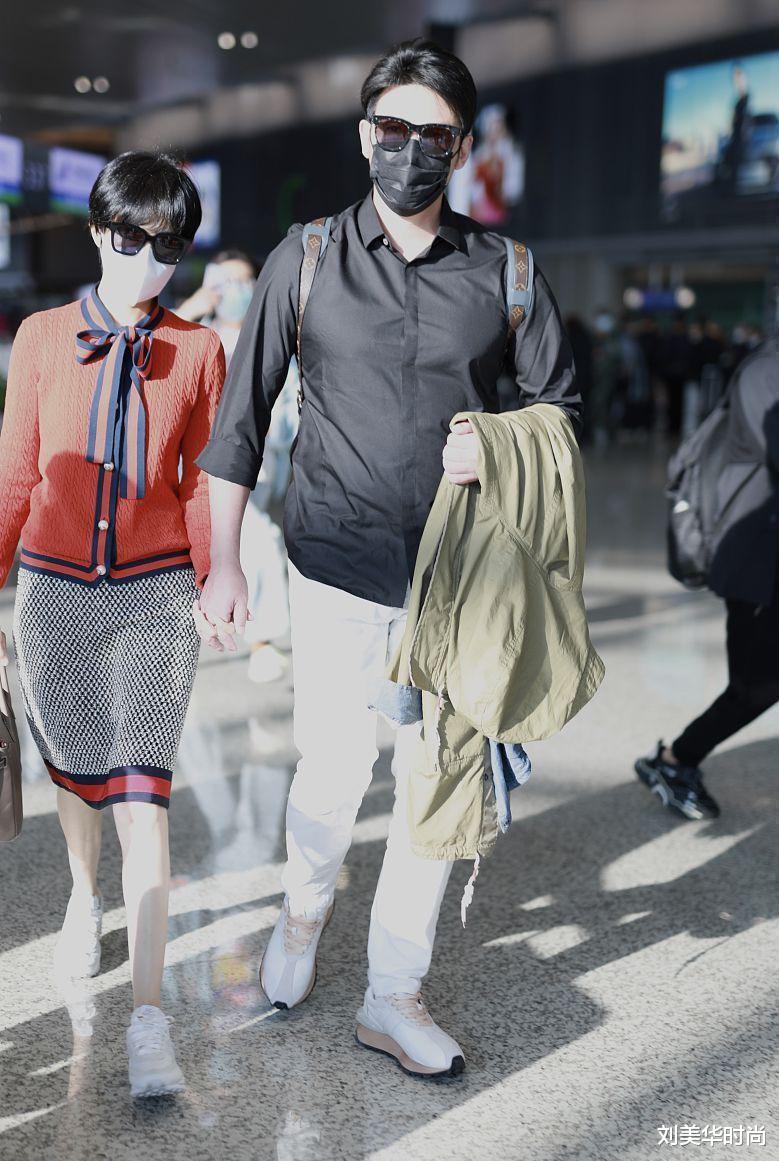 休闲裤|陆毅穿黑色衬衫真显身材的，搭配咖色休闲裤更时尚，胡茬却老气