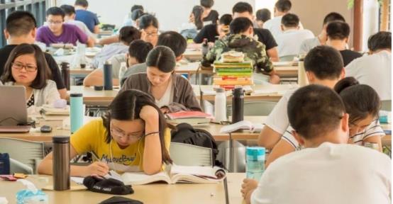 考研|90后群体现“新型啃老”,宁愿呆在家里考公,也不愿出门找工作