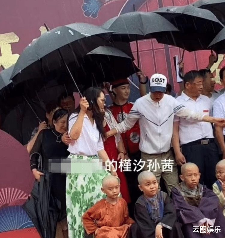 梅长苏|22岁偶像女星架子大？热天穿外套出席活动，要74岁老戏骨给她打伞